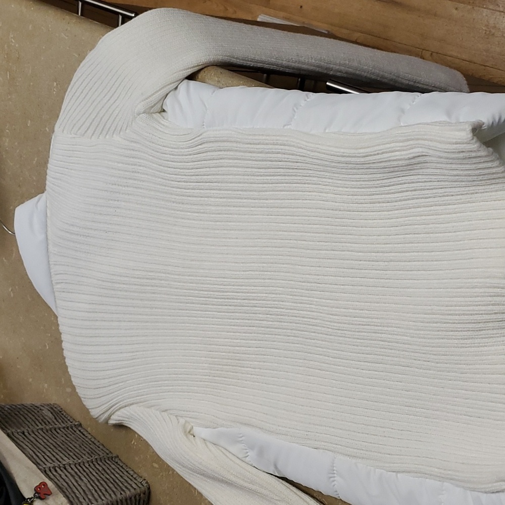 LIKE NEW! Sweater/puffer split zip front jacket. - Picture 6 of 8